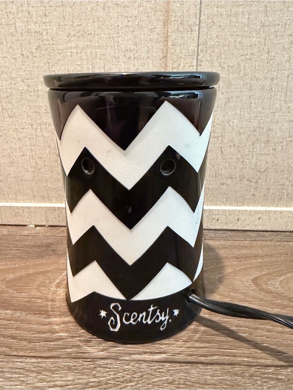 Scentsy Discontinued Black and White Chevron Electric Wax Warmer